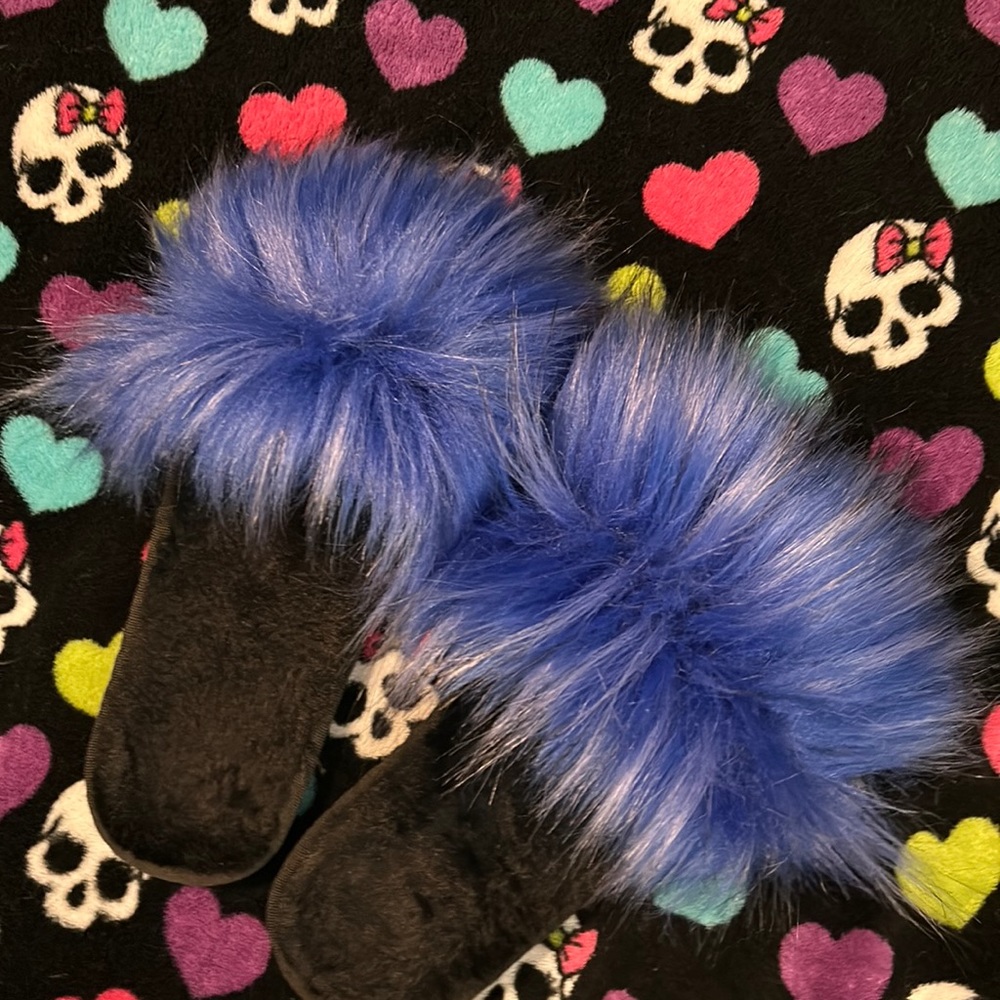 Fluffy slippers/slides